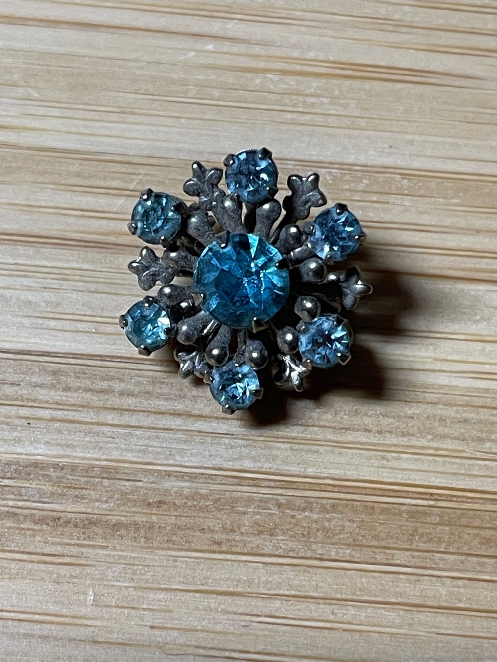Vintage Blue Crystal snowflake scatter pin - Picture 5 of 5